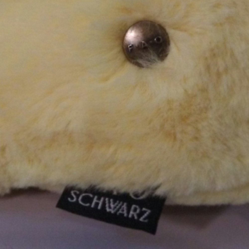 Yellow lab Christmas plush - FAO Schwarz - Picture 4 of 4